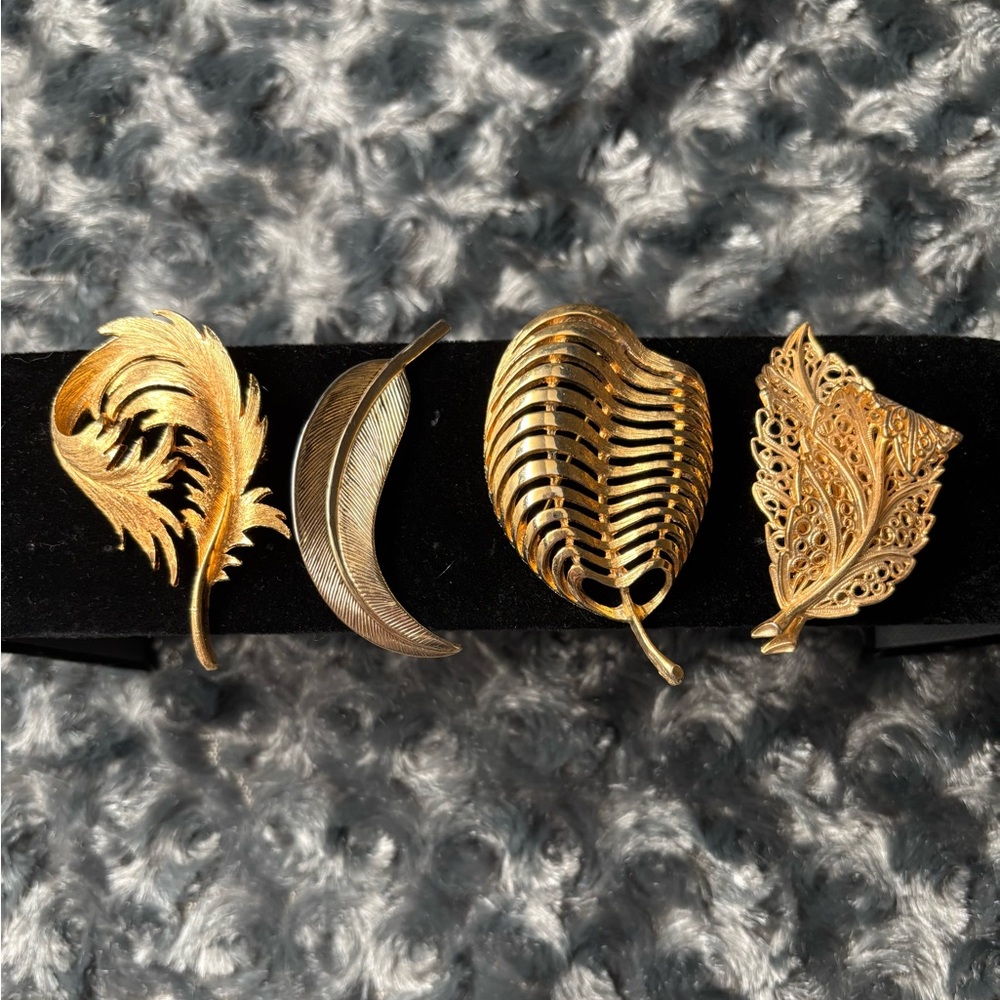Lot of assorted brooches
